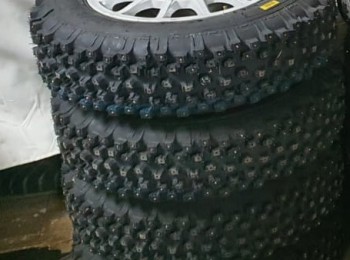 Neumáticos de clavos modelo burzet en llanta 14 sin estrenar