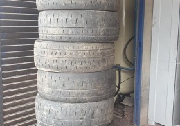 Neumáticos usados tierra y asfalto