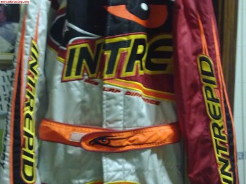 Vendo casco mt y mono oficial de intrepid
