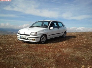 Se vende clio 16v 2000 €