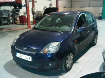 Vendo ford fiesta 1.6 tdci trend 5p con pequño golpe