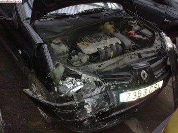 Se vende clio 1.2 16v con golpe frontal.
