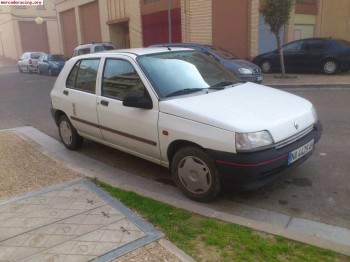 Se vende renault clio mecano 1.2 gasolina 600€