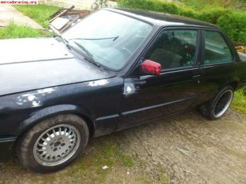 Se vende bmw e30 18is  600 euros urge sin documentos