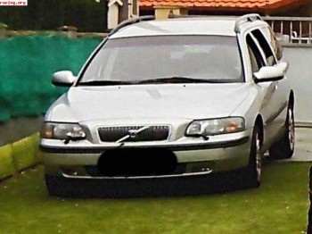 Volvo ranchera con 2 testigos en el cuadro