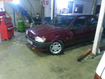 Se vende o cambia ford fiesta 1.8d