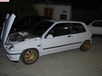 Se vende clio 1.8 16v con mecanica de williams.