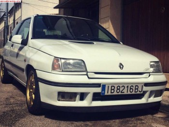 Se vende clio 1.8 16v con mecanica de williams.