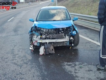 Clio sport f1 team r27 con golpe frontal