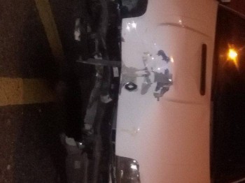 Se vende clio 1.8 16v con golpe frontal