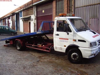 Grua portavehiculos iveco