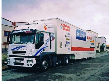 Trailer asistencia equipado luz, armarios estanterias 