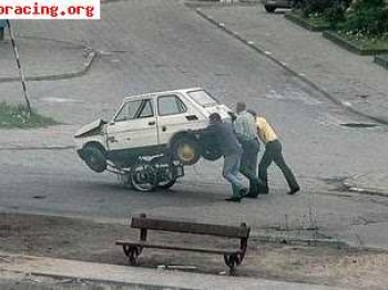 Se transportan coches con plataforma