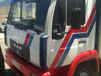Ocasion camion man de 10.000kg de mma con tranpilla elevador