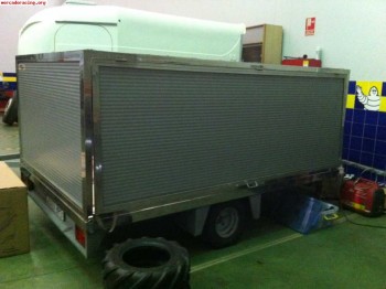 Remolque cerrado para transportar dos karts 