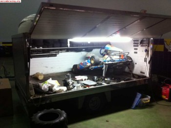 Remolque cerrado para transportar dos karts 