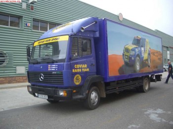 Camión de asistencia con plataforma elevadora.