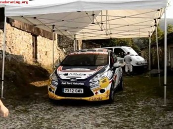 Carpa plegable e impermeable de 10 metros de largo.