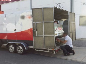 Vendo remolque cerrado de fibra de dos ejes. puerta lateral 