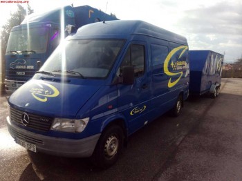 Furgon y carro carrozado.