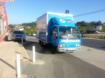 Camion nissan para asistencia no lleva rampa 