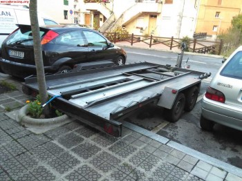 Remolque portacoches con año y medio, 2500kg mma
