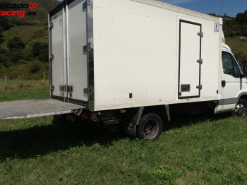 Camión iveco con plataforma hidráulica