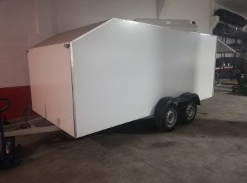 Remolque portacoches cerrado