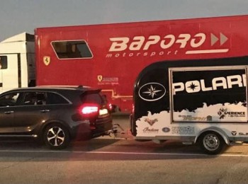 Remolque porta vehículos cerrado