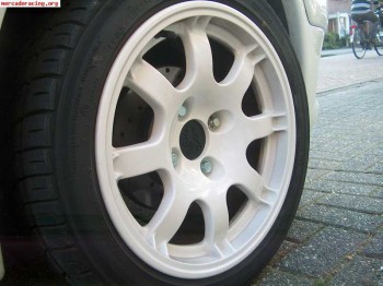 Compro tapas para llantas con el simbolo de peugeot para una