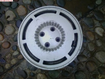 Busco una llanta de chapa de gtt, de la copa