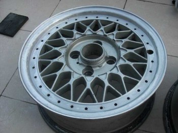 Busco tapas y tornillos, llantas bbs rs en 14 