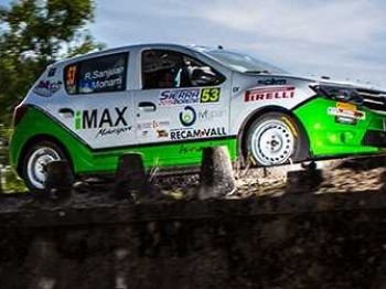 Corre en la dacia sandero cup 2015 