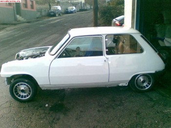 Se vende o cambia  r5 alpine turbo año 83 por terminar