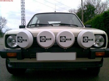 Parrilla, faros, y llantas con neumático para ford fiesta y 