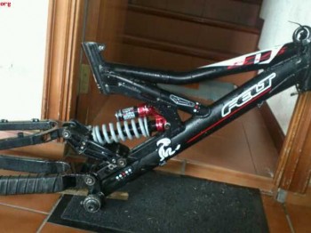 Se vende bicicleta descenso 