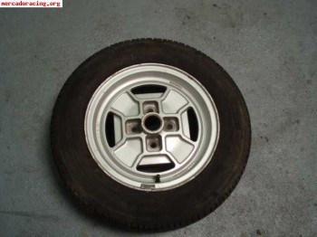 Una llanta cromodora para seat, con neumático usado