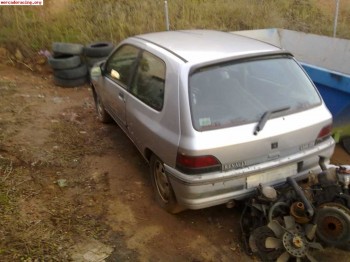 Se vende carroceria de clio 16v documentada 