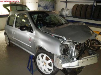 Clio cup hecho a rallye con golpe