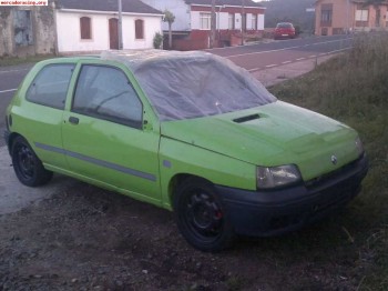 Se vende o cambia clio tope gr.n.