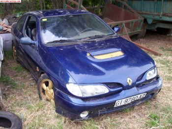 Buen precio vendo megane 16v con pequeño golpe lateral