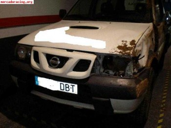 Nissan terrano pequeño golpe el vehiculo circula