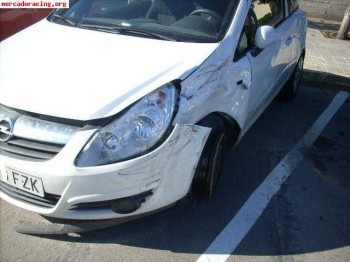 Opel corsa con golpe