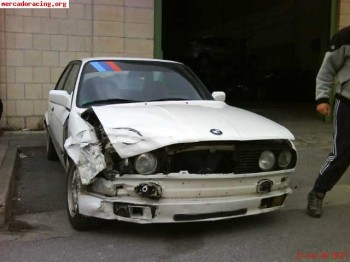 Se vende bmw 318is e30 140cv del año 90 con golpe.
