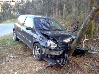 Se vende clio sport con golpe.172 cv