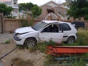 Se vende siniestro de saxo vts del año 2001 esta completo de