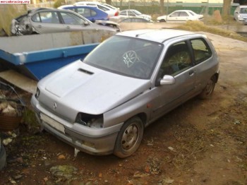 Se vende carroceria de clio 16v documentada 