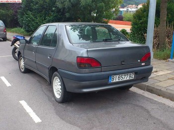 Peugeot 306 sedan 1.9 diesel con golpe en el frontal derecho