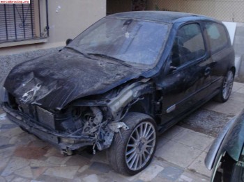 Compro clio o megane sport con golpe reparable