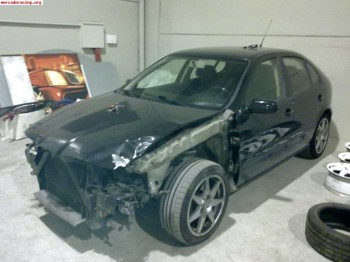 Se vende seat leon sport 150cv  6v con pequeño golpe reparab